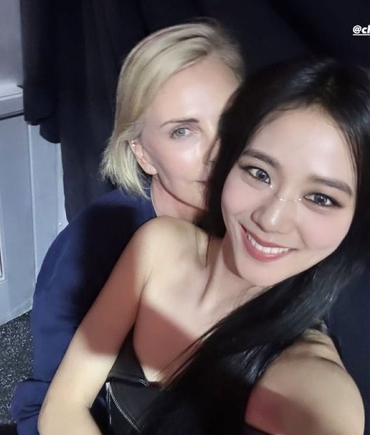 jnkamortage's tweet image. Eu acho que a jisoo tem um tipo…