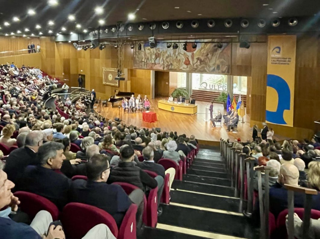 Comienza la nueva etapa de <a href="/lluisserramajem/">Lluis Serra Majem</a> al frente del Rectorado de la <a href="/ULPGC/">ULPGC</a> y de su equipo de gobierno.

Desde el Cabildo seguiremos colaborando y apoyando con esta institución clave para Gran Canaria.

Muchos éxitos, enhorabuena.