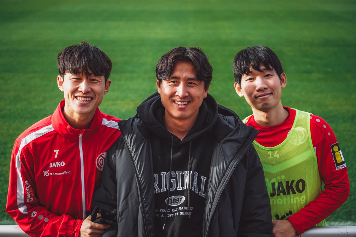 185 games for <a href="/theKFA/">theKFA</a> in one picture! 🇰🇷

Good to see you, Ja-cheol Koo. 🔴⚪️

#Mainz05