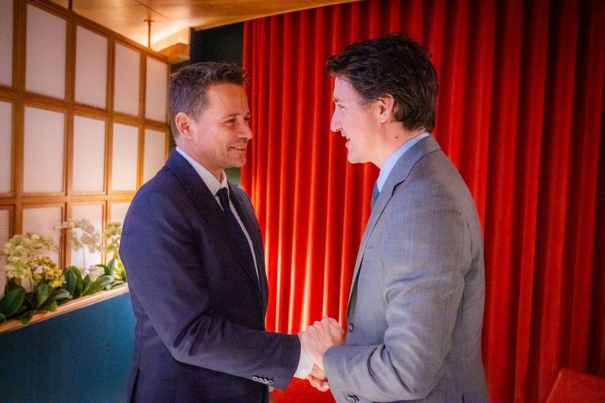 WiolaPaprocka's tweet photo. Prezydent @trzaskowski_ spotkał się dziś z @JustinTrudeau https://t.co/n8Af9JPscL