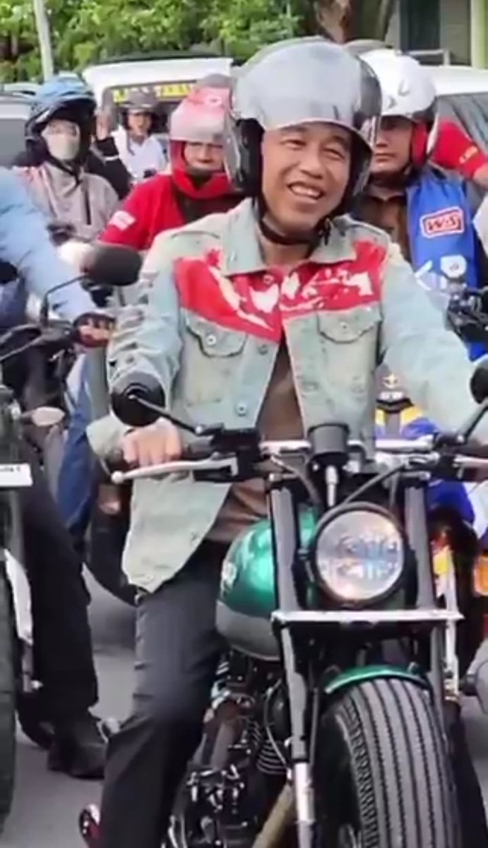 Seperti biasa, ketika ada peristiwa politik yang menyeret keterlibatannya orang ini selalu mengekspos aktivitasnya:

-Ngasuh cucu di Mall
-Mengundang massa
-Selfie-selfie

Untuk kali ini:
Konvoi motor sembari cengar-cengir dalam rangka mengecoh nalar publik.

BUDAK MANIPULATIF