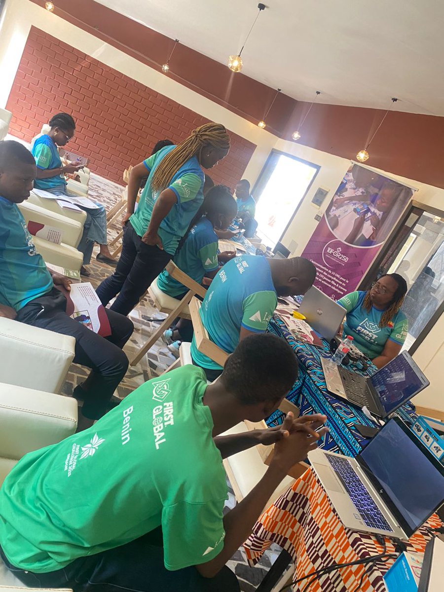 Après l'assemblage du mBot ranger, les participants ont également appris avec le formateur Simon Afangnon la programmation graphique. Ce fut une séance interactive avec les futurs formateurs curieux d'en savoir plus! 
#USinBenin
#femCoders15
#10FOR250
<a href="/USEmbassyBenin/">U.S. Embassy Cotonou</a>
<a href="/F1RSTglobal/">FIRST Global</a>