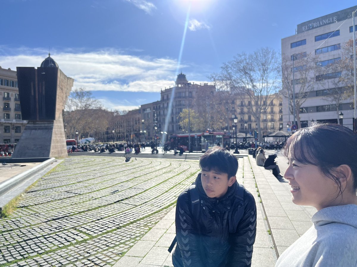 20時間の長いフライトを経て、2年ぶりにスペインはバルセロナへ来ました。

U-15チームのオモテは前回に続いてスペイントップクラスのチームに参加します。そして今回はレディースのマツリもスペイン女子フットサルにチャレンジです。

僕も多くの学びを得て、セットスターに還元したいと思います。