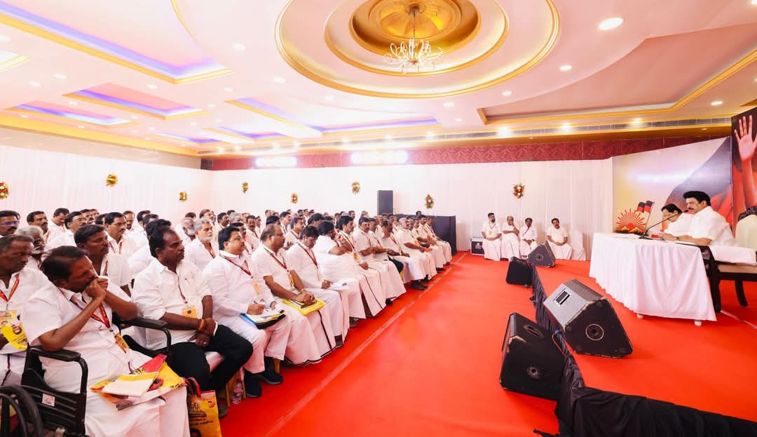 rvijayakumardmk's tweet photo. மாண்புமிகு தமிழ்நாடு முதலமைச்சர், கழகத் தலைவர், தளபதி திரு. @mkstalin அவர்கள், விழுப்புரம் மாவட்டம், திண்டிவனத்தில் கழக நிர்வாகிகளை சந்தித்து ஆலோசனைகளை வழங்கிய போது,
@Udhaystalin @GingeeMasthan @DrPSekarDMK @arivalayam #gingee #DMK #gingeedmk https://t.co/5j2Dr1yZSa