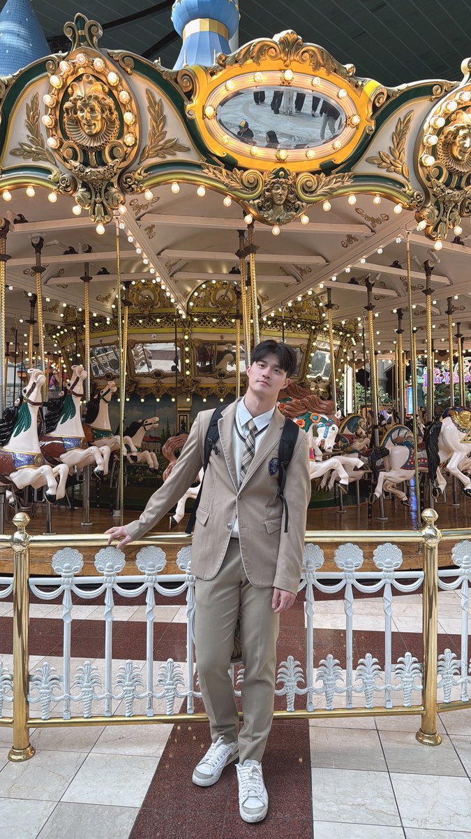 韓國行歸來
真的蠻喜歡韓國🇰🇷

去了樂天樂園租了韓國高中制服
感覺變年輕了哈哈哈
真希望留在繼續那邊😂

回國要先趕來準備Fansone了

#韓國行
#高中生直男 
#制服
#遊樂園