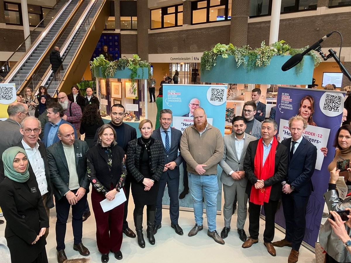 Vanmiddag zijn aan leden van de commissie <a href="/OCW_TK/">Vaste Commissie OCW Tweede Kamer</a> drie petities aangeboden over het te verwachten wetvoorstel Toezicht informeel onderwijs. De petities tegen het wetsvoorstel zijn aangeboden door NL PLAN, de Islamitische Stichting Nederland en het Interkerkelijk Kenniscentrum.