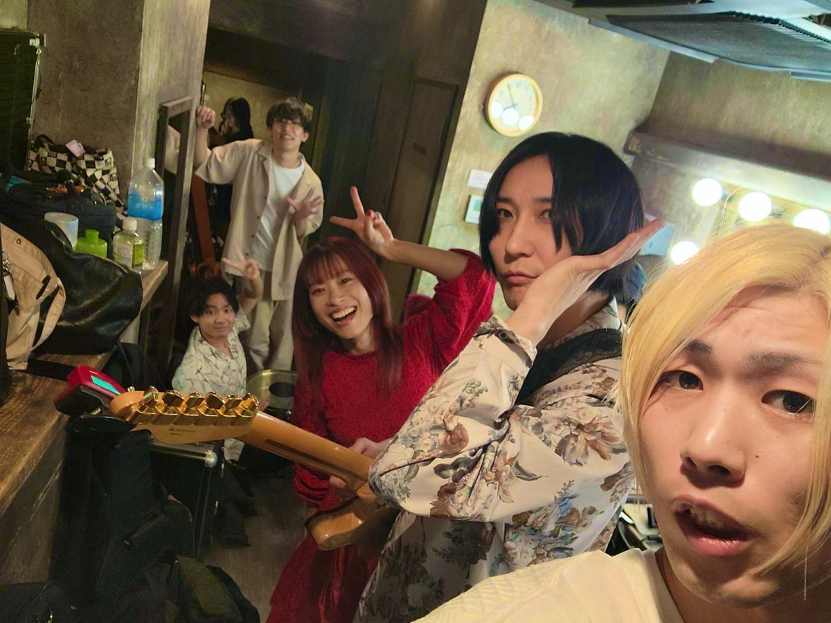 しゅん、本当にありがとう！！
20分と短い時間だったけど濃い時間ですごく楽しい時間だった！！
DRAMA tic ENDのみなさん、本当にありがとうございました。
そしてaoieを観てくれたみんなにも本当に感謝。
ありがとう！！
またライブする日まで少しだけ待っていてくださいね！😌