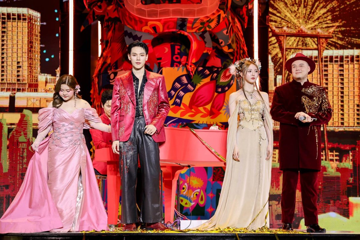 HappenNewsTH's tweet photo. เอ็ม ดิสทริค สร้างปรากฏการณ์ต้อนรับตรุษมหามงคล 2568 เปิดงาน “EM DISTRICT THE GOLDEN YEAR OF FRIENDSHIP” สุดยิ่งใหญ่ ยกทัพดาราดังของเมืองไทย พร้อมโชว์เครื่องประดับทองโบราณประเมินมูลค่าไม่ได้ร่วมฉลองความสัมพันธ์ไทย - จีน ครบรอบ 50 ปี 

#EMCHINESENEWYEAR
 #ต้าห์อู๋ #DAOU #เนเน่พรนับพัน #Nene #ZhengNaixin #bow_maylada 
#DAOUxEmChineseNewYear
#NenexEmChineseNewYear
#EMPORIUM #EMQUARTIER #EMSPHERE
 
เพิ่มเติม : https://t.co/Of7gaYrw6w
