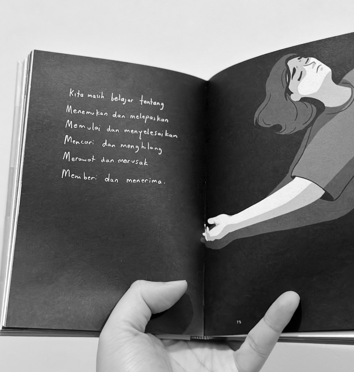devinjimie's tweet photo. akhirnya dihari kejepit ini menyelesaikan buku Tabi!! https://t.co/JlQjtBVUXY