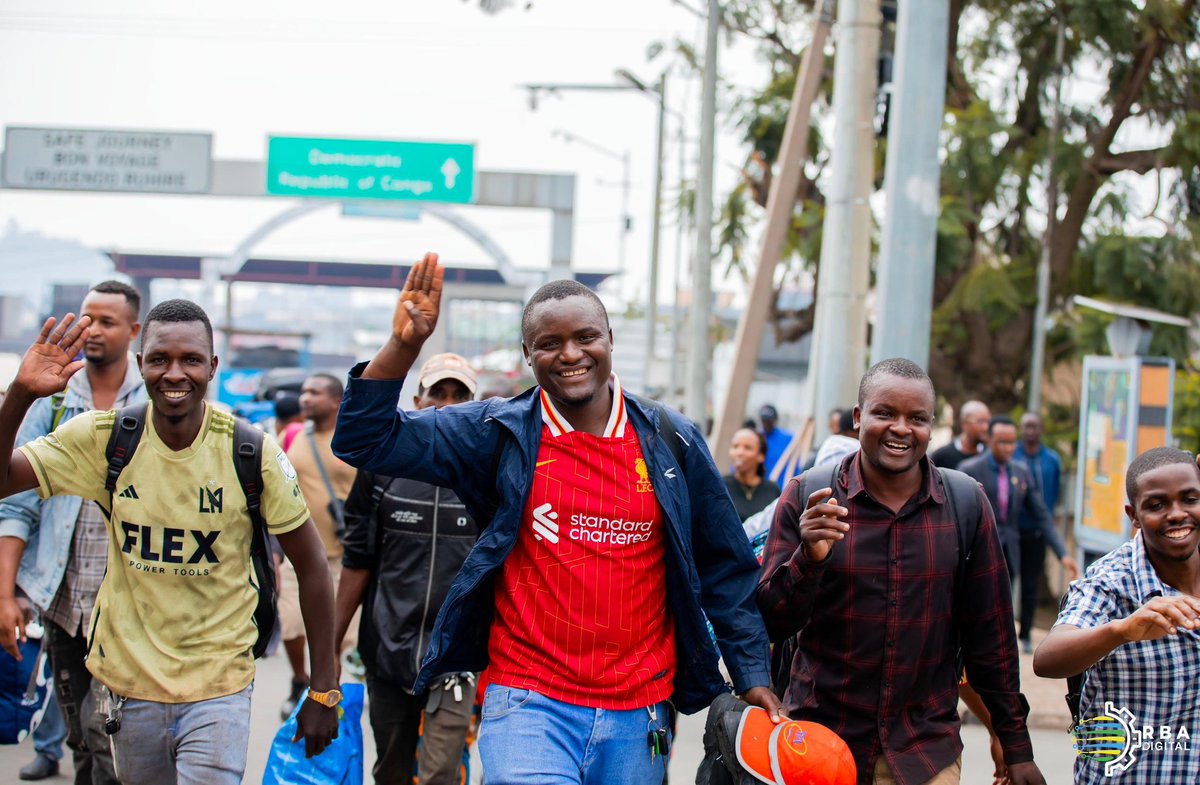 rbarwanda's tweet image. Le M23 a libéré 47 chauffeurs de camion du Kenya, de la Tanzanie et du Burundi qui étaient bloqués à Goma en raison des combats entre ce groupe et les FARDC. Ces chauffeurs ont remercié le M23 pour avoir rétabli la sécurité leur permettant de regagner leurs pays.
#RBAInfo