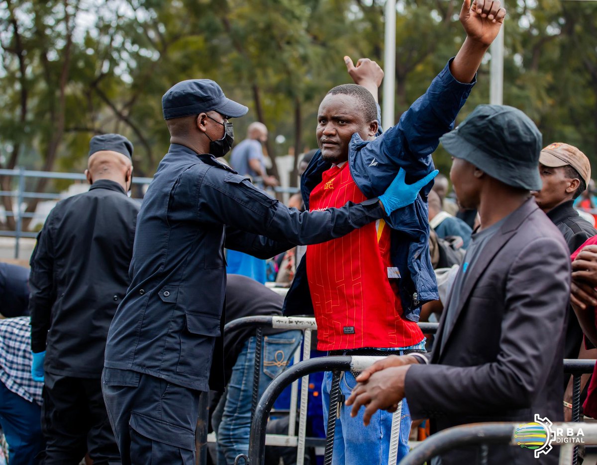 rbarwanda's tweet image. Le M23 a libéré 47 chauffeurs de camion du Kenya, de la Tanzanie et du Burundi qui étaient bloqués à Goma en raison des combats entre ce groupe et les FARDC. Ces chauffeurs ont remercié le M23 pour avoir rétabli la sécurité leur permettant de regagner leurs pays.
#RBAInfo