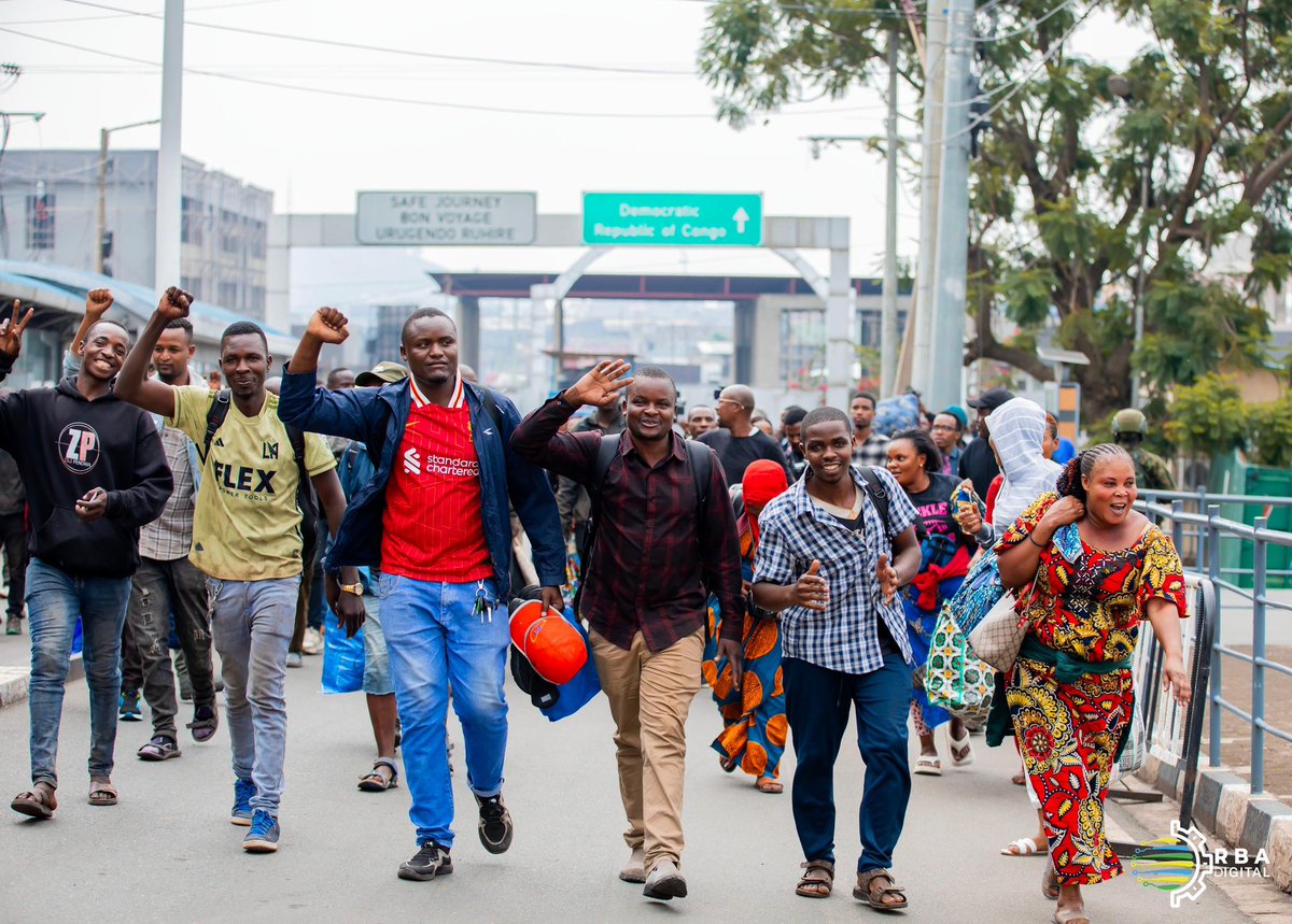 rbarwanda's tweet image. Le M23 a libéré 47 chauffeurs de camion du Kenya, de la Tanzanie et du Burundi qui étaient bloqués à Goma en raison des combats entre ce groupe et les FARDC. Ces chauffeurs ont remercié le M23 pour avoir rétabli la sécurité leur permettant de regagner leurs pays.
#RBAInfo