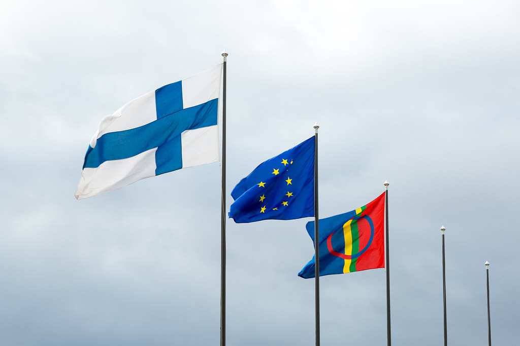 Hyvää saamelaisten kansallispäivää!
Buori sámi álbmotbeaivvi buohkaide!
Pyeri säämi aalmugpeivi puohháid!
Šiõǥǥsaaʹmi meersažpeeiʹv pukid!