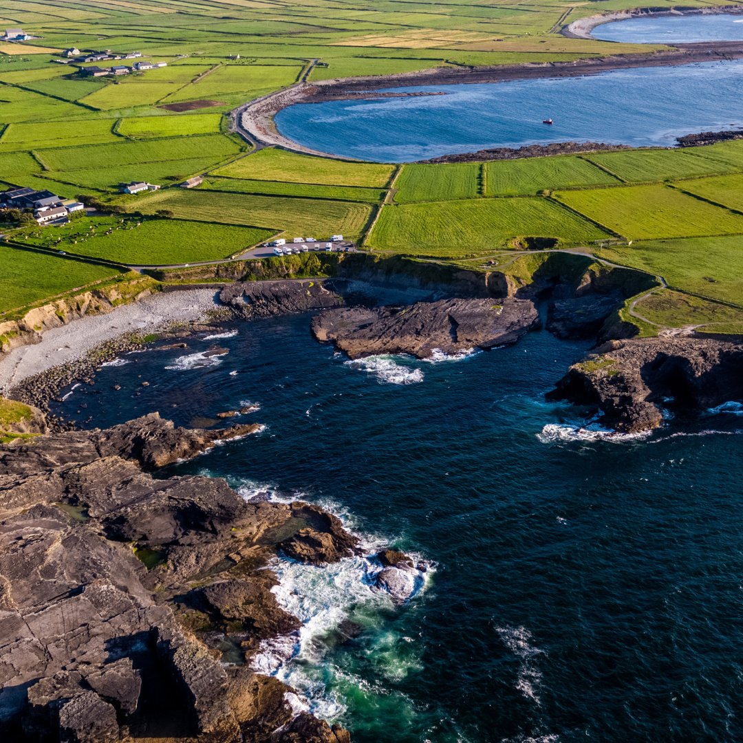 ClareTourism's tweet photo. 💛💙Visit County Clare, the home of great times!

Discover the natural wonder of the Bridges of Ross in West Clare. Located on the western side of Ross Bay near Kilbaha, this stunning sea stack offers breath-taking views just a short walk from the car park!

#WestClare https://t.co/FnSIalkBa4