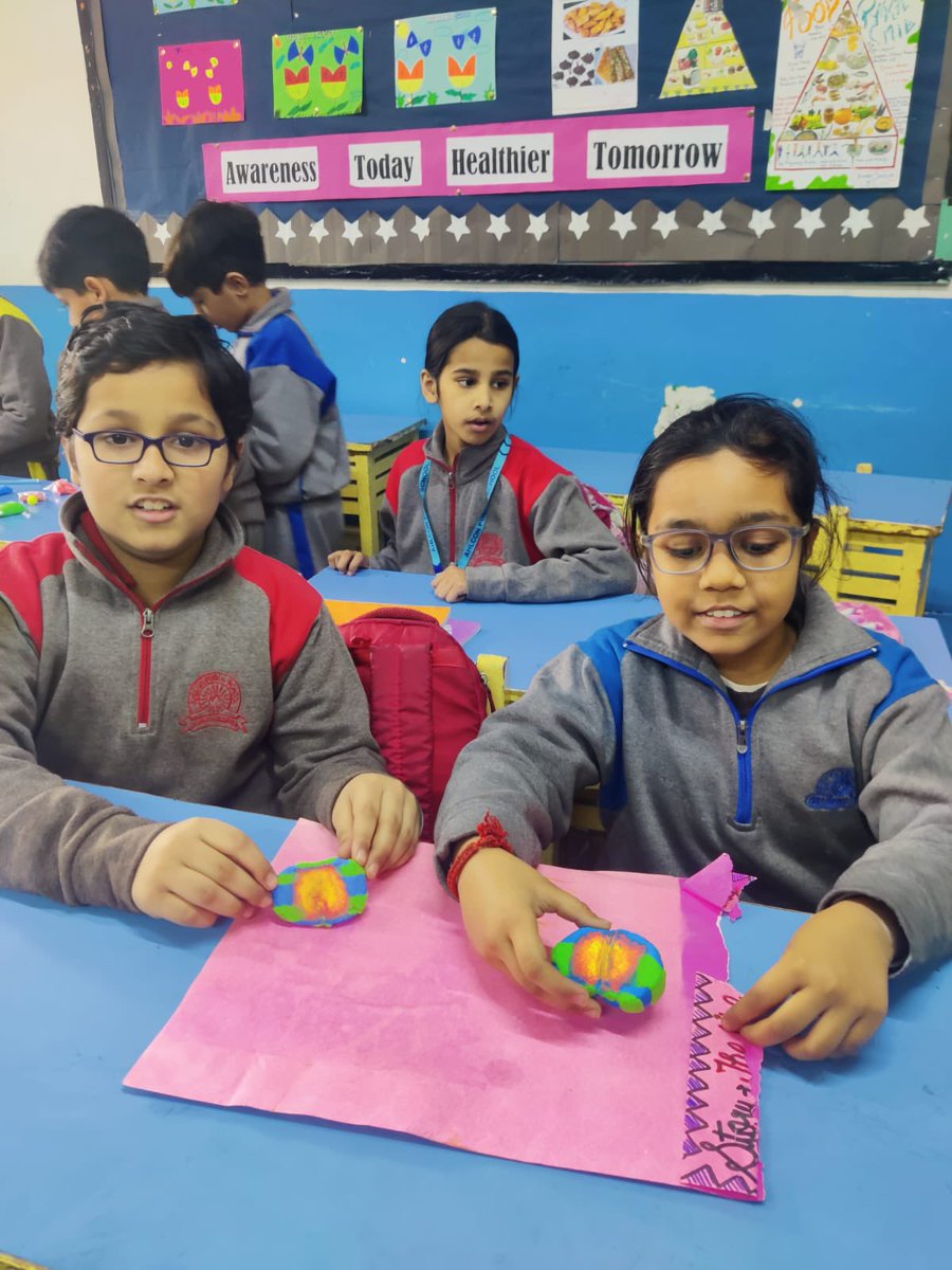 PublicAhlcon's tweet image. Class 4C Science Enrichment activity, 3D model of Layers of Earth 🌍 
#PreparatoryStage #PlanetEarth #OuterCore #InnerCore 
@ashokkp @Ahlconpublic1 @seemasoniaps @MamthaSays @monikakarnatac @GanguliKuhu