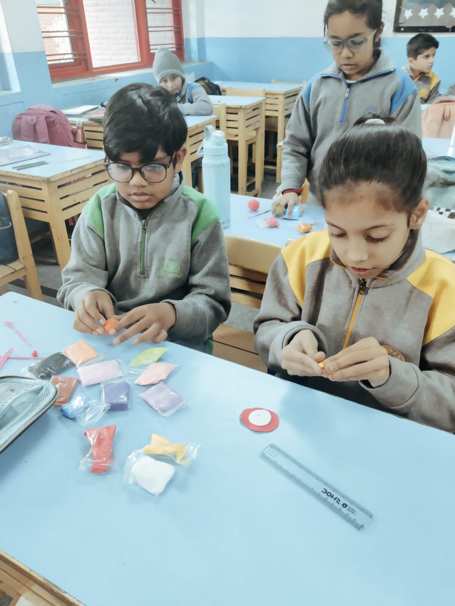 PublicAhlcon's tweet image. Class 4C Science Enrichment activity, 3D model of Layers of Earth 🌍 
#PreparatoryStage #PlanetEarth #OuterCore #InnerCore 
@ashokkp @Ahlconpublic1 @seemasoniaps @MamthaSays @monikakarnatac @GanguliKuhu