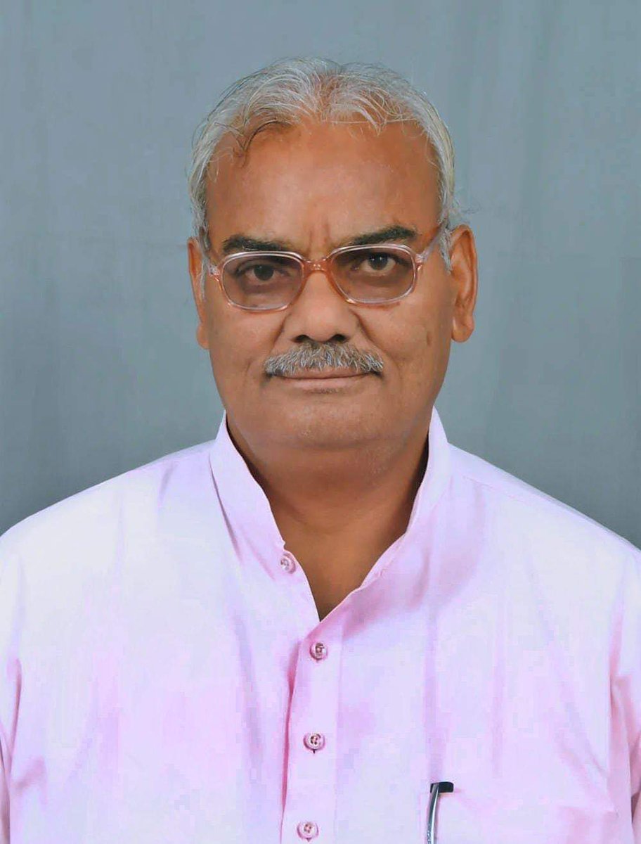 Jeetuburdak's tweet photo. राजस्थान के अनपढ़ शिक्षा मंत्री...?

शिक्षा मंत्री मदन दिलावर बाड़मेर दौरे के दौरान एक विद्यालय के छात्र-छात्राओं से बात कर रहे थे। इसी दौरान मंत्री जी ने छात्राओं से पूछा, "कौनसी कक्षा में हो...?"

छात्रा ने जवाब दिया, "10th" 

तो मंत्री महोदय ने कहा, "कोई तो दसवीं बोल रहा था।"

छात्रा ने जवाब दिया, "10th को ही दसवीं बोलते हैं।"