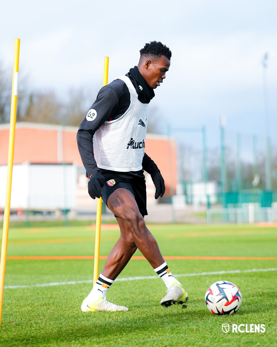 RCLens's tweet photo. Jum𝐚𝐫𝐭𝐞́𝐬𝐢𝐞𝐧 ⛏

Premiers contacts avec la pelouse de La Gaillette Gervais Martel pour le nouveau défenseur lensois 🔴🟡

#FiersDEtreLensois https://t.co/6EIX2I0e73