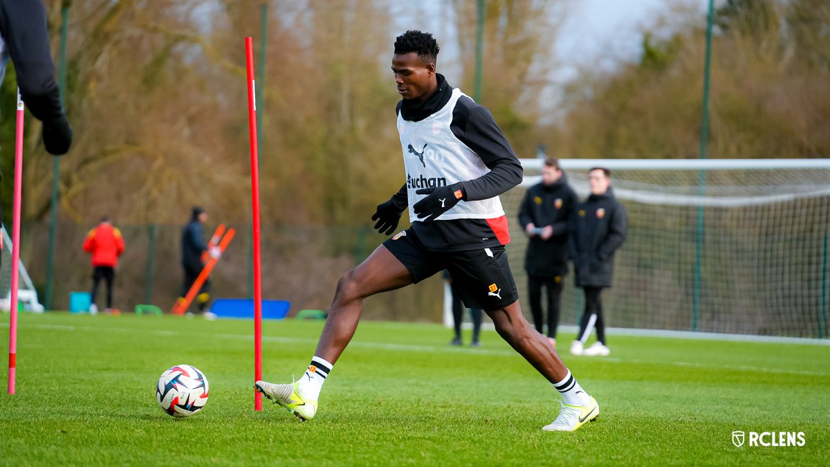 RCLens's tweet photo. Jum𝐚𝐫𝐭𝐞́𝐬𝐢𝐞𝐧 ⛏

Premiers contacts avec la pelouse de La Gaillette Gervais Martel pour le nouveau défenseur lensois 🔴🟡

#FiersDEtreLensois https://t.co/6EIX2I0e73