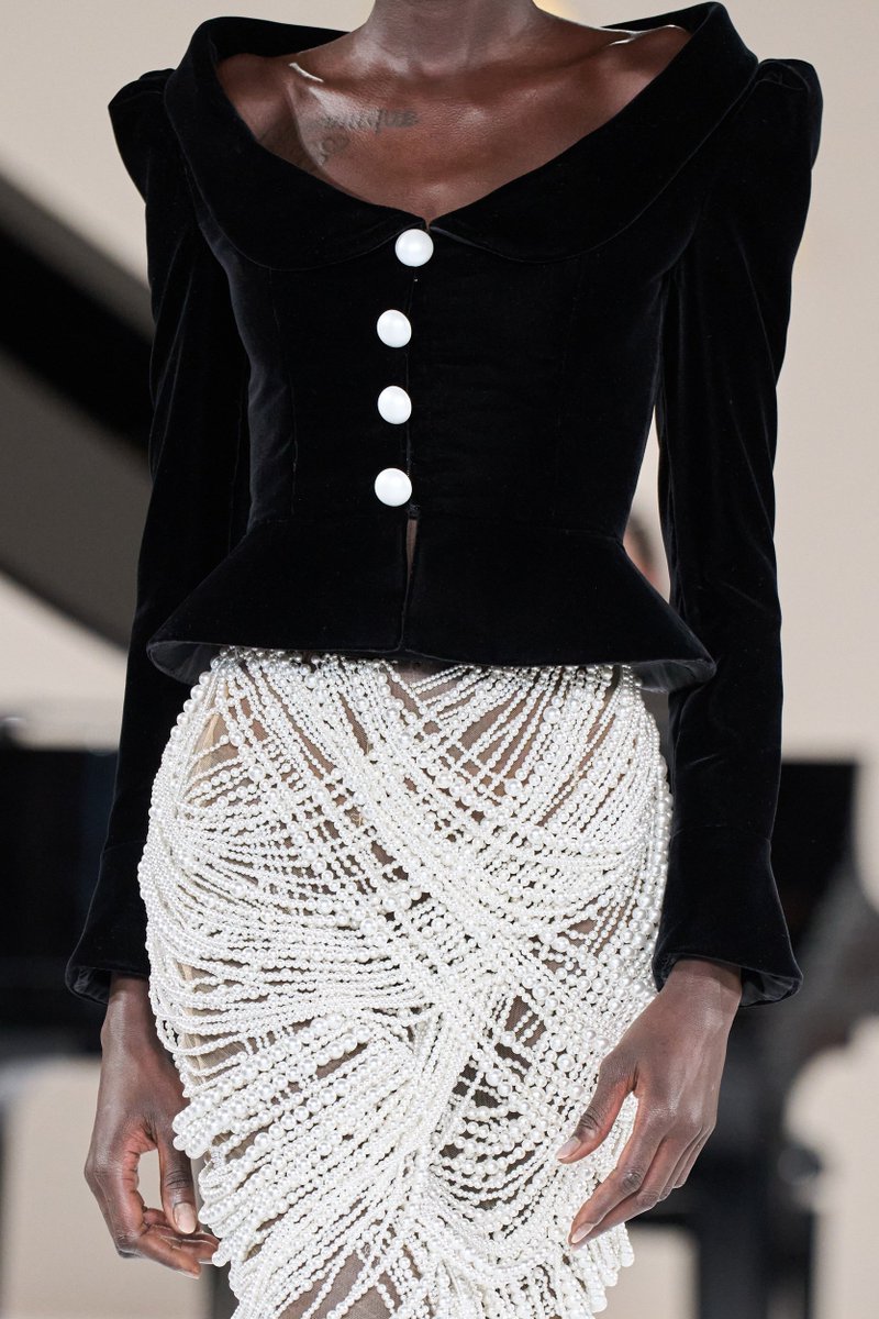 LaModeUnknown's tweet photo. Magnificent Chanel-coded black &amp; white details of ✨Tamara Ralph✨ Spring/Summer 2025 Couture.🪡 https://t.co/XSZHi2oeyc