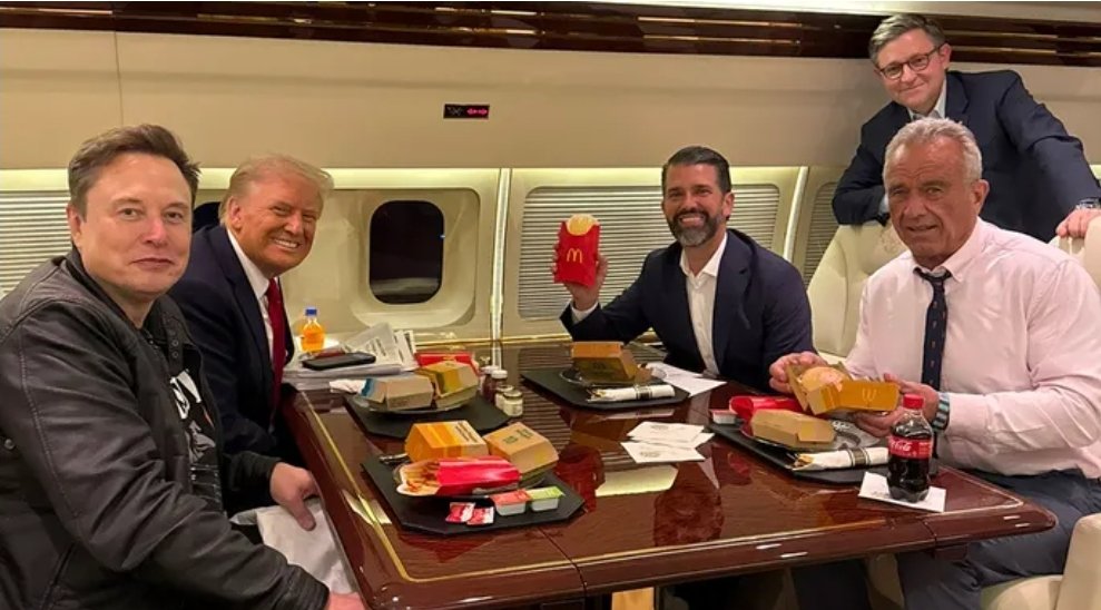Kiksemor's tweet photo. @nikolajbogh Det er da bedre end dette her. 4 drenge med Happy Meals https://t.co/OADEGjhVW5