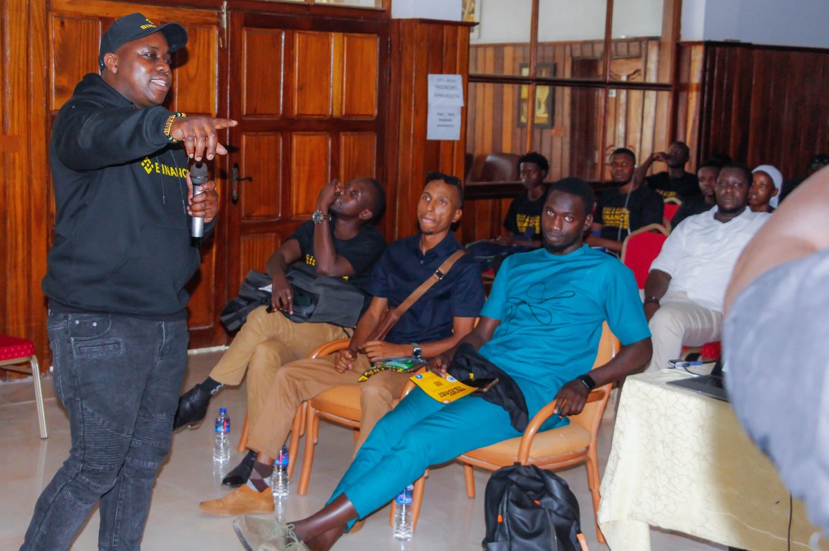 BinanceAfrica's tweet image. Last weekend, #Binance team hosted a community meetup in Banjul, The Gambia. 

Our team taught 160+ attendees all about Web 3 use cases &amp;amp; blockchain ecosystem.

Thank you for the warm reception at #BinanceMeetupBanjul 💛