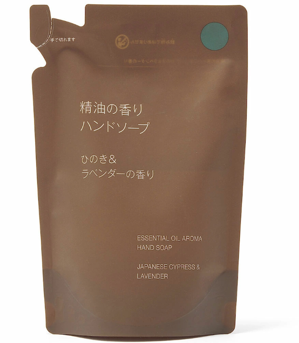 ao_beauty7's tweet photo. ヒミツにしてたけど、うちのAesopの容器に入っているハンドソープの中身は無印のこれです。友達遊びに来たときに「やっぱりこの香りだよね～最高～」って言って��けど、ごめんねそれ違うの…。同じ香りってバズってるの本当だよ。みんな疑ってない。 https://t.co/SHexl7gA7A