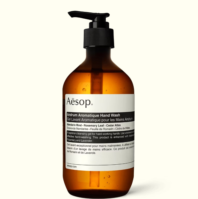 ao_beauty7's tweet photo. ヒミツにしてたけど、うちのAesopの容器に入っているハンドソープの中身は無印のこれです。友達遊びに来たときに「やっぱりこの香りだよね～最高～」って言って��けど、ごめんねそれ違うの…。同じ香りってバズってるの本当だよ。みんな疑ってない。 https://t.co/SHexl7gA7A