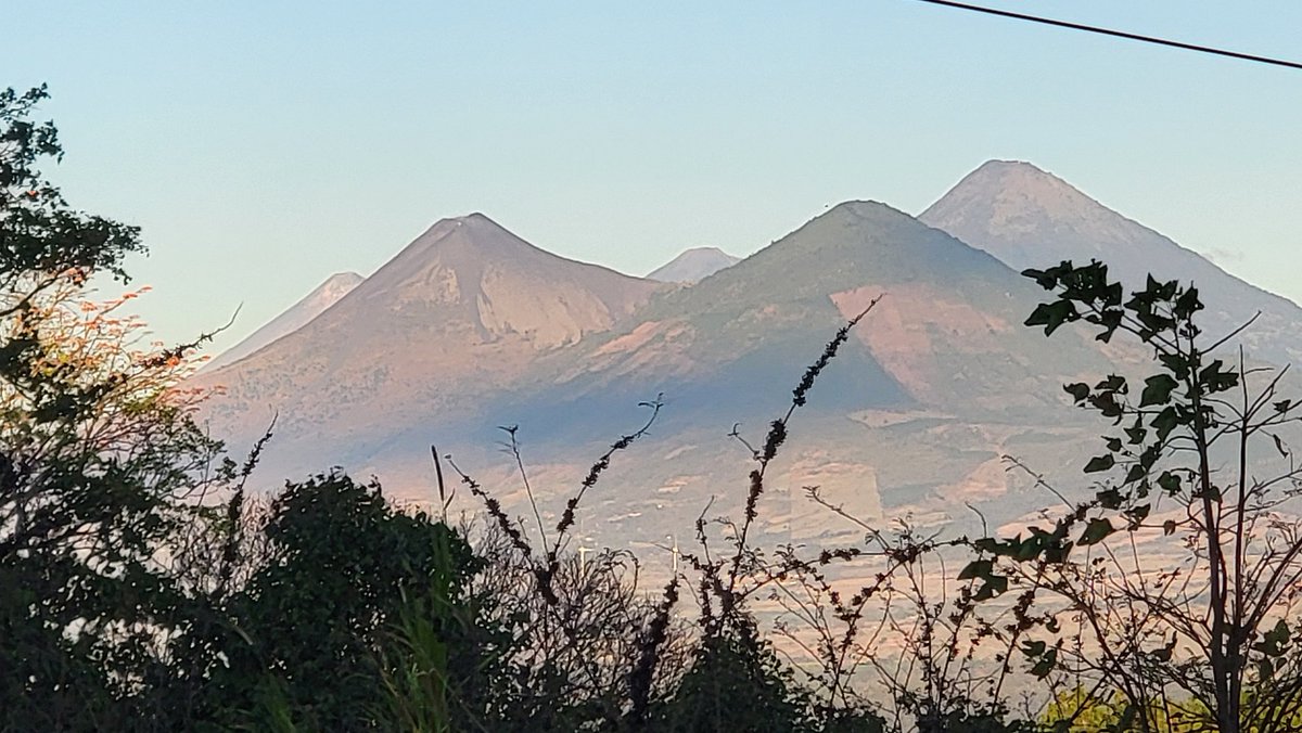 TranspCargaGt's tweet photo. Esta imagen muestra un área de la imponente zona volcánica de Guatemala. https://t.co/jteyTiBgpk