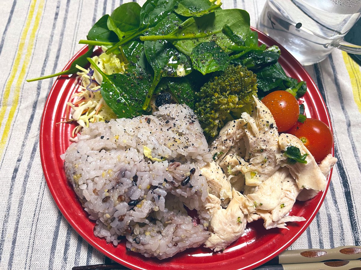 tsuki0072's tweet photo. 22時帰宅の日のご飯！😂
野菜多めでヘルシーにしました！🥬
生野菜以外は全てレンチンです…。
でも美味しく食せたのではなまる！❤️

＃おうちごはん  #おうちごはん𓎩𓌉  #ベジ活　#繁忙期 https://t.co/T9xUn08BMJ