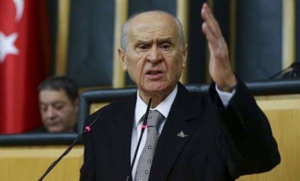 “Yüreğiniz yetiyorsa çıkın sokağa” diyor.

Biz sokaktayız, yüreğin yetiyorsa sen çıksana Bahçeli!