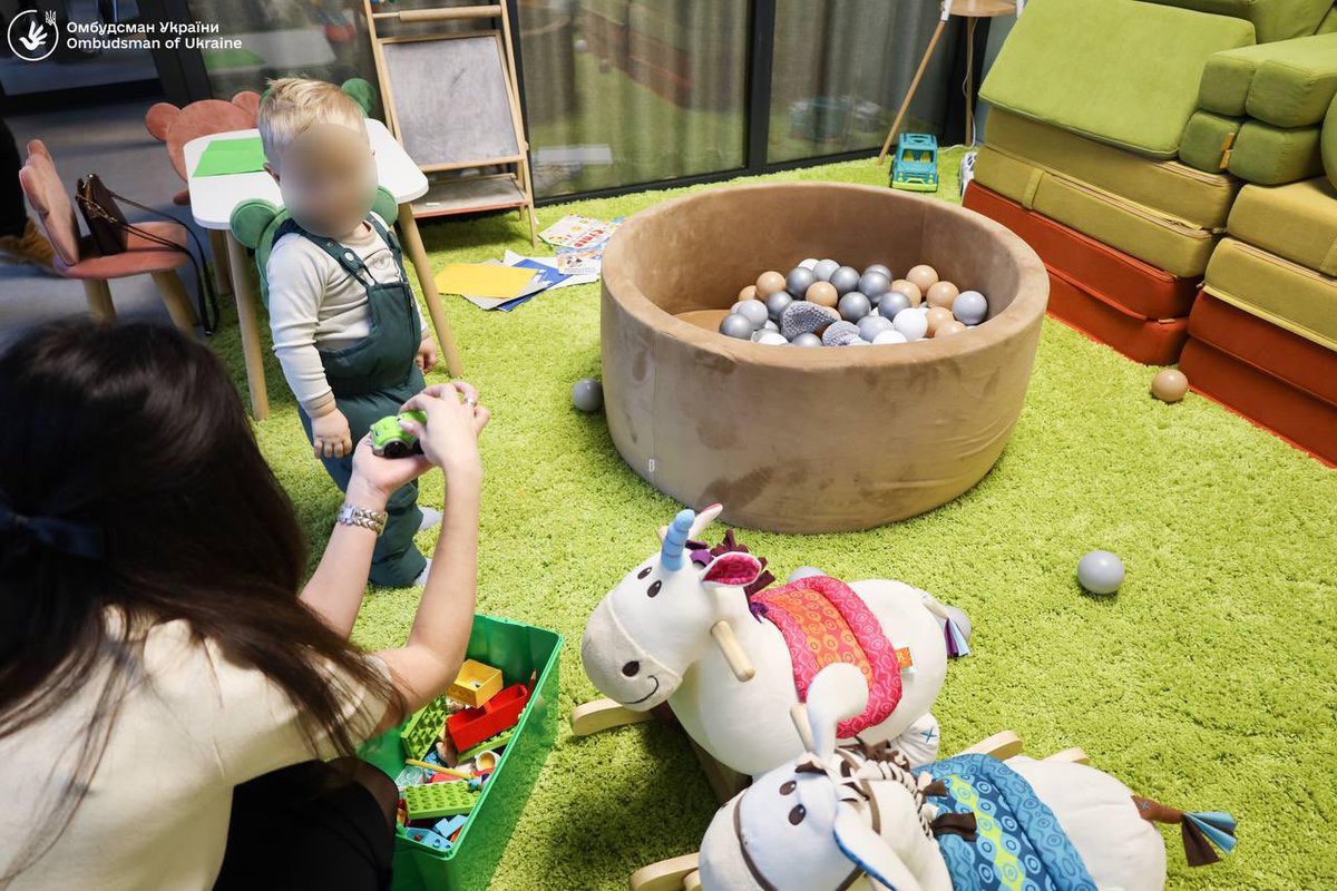 Россия вернула Украине пятерых детей, которых принудительно вывезли с оккупированных территорий Луганской, Донецкой и Херсонской областей

Об этом сообщил украинский омбудсмен Дмитрий Лубинец. По его словам, возвращение детей произошло при посредничестве Катара.

Лубинец пишет,