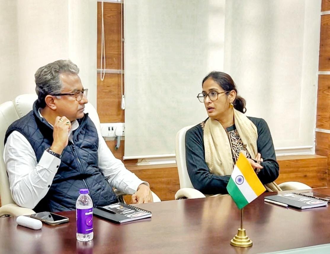 mishranitish's tweet photo. 📍समीक्षात्मक बैठक (उद्योग विभाग)
🗓️ 28 जनवरी 2025

आज उद्योग विभाग के कार्यालय कक्ष में ��द्योग विभाग की प्रगति की समीक्षा हेतु आयोजित बैठक में उद्योग विभाग की सचिव श्रीमती बंदना प्रेयसी जी के साथ सम्मिलित हुआ।

इस समीक्षा बैठक में बिहार बिजनेस कनेक्ट 2024 के दौरान हस्ताक्षरित प्रमुख समझौता ज्ञापनों (MoUs) के अद्यतन प्रगति की समीक्षा की गई। साथ ही पीएम विश्वकर्मा योजना, मुख्यमंत्री उद्यमी योजना और बिहार लघु उद्यमी योजना जैसी प्रमुख योजनाओं के प्रगति की मॉनिटरिंग की गई।

बैठक में उद्योग विभाग के निदेशक श्री आलोक रंजन घोष जी, निदेशक (तकनीकी विकास) श्री शेखर आनंद जी, निदेशक (हथकरघा एवं रेशम निदेशालय) श्री निखिल धनराज निप्पणीकर जी सहित अन्य वरीय पदाधिकारीगण उपस्थित थे।

@BandanaPreyashi @dralokghosh 
@IndustriesBihar @BIADAbihar @IPRDBihar 

#TransformingBihar
#RisingBihar
#BBC2024
#BiharHaiTaiyar
#InvestBihar
