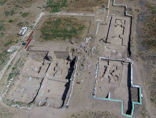 TheTempleofBaal's tweet image. ✨ Baal Worship at Tell Ta’yinat ✨
This Neo-Hittite city in Turkey featured a temple with links to Baal. Inscriptions here call Baal "the Thunderer," and a carved basalt lion guarded his sanctuary—symbolizing his strength &amp;amp; power. 🦁⚡
#TempleOfBaal #AncientGods #TellTayinat