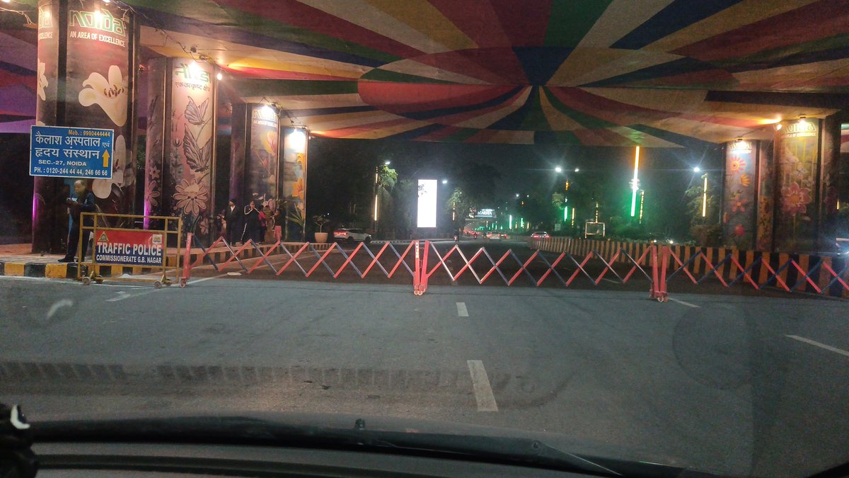 zoom2heart's tweet photo. @Noidatraffic @dgpup @CP_Noida @Uppolice @dcptrafficnoida @uptrafficpolice @ACPTrafficNoida @noidapolice This has become the daily practise of diverting traffic without any info and creating kiosks... https://t.co/Wg00bYM05B