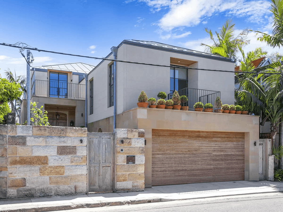 RenaissanceGSB's tweet photo. For this incredible home overlooking Sydney Harbor Bay, bronze windows were the perfect aesthetic and practical choice. The Australian owners visited us here in Texas to make their vision a reality - learn more about this incredible project: https://t.co/kkFGO17lg5 https://t.co/75uAvm3dZG