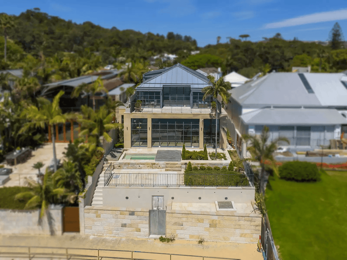 RenaissanceGSB's tweet photo. For this incredible home overlooking Sydney Harbor Bay, bronze windows were the perfect aesthetic and practical choice. The Australian owners visited us here in Texas to make their vision a reality - learn more about this incredible project: https://t.co/kkFGO17lg5 https://t.co/75uAvm3dZG