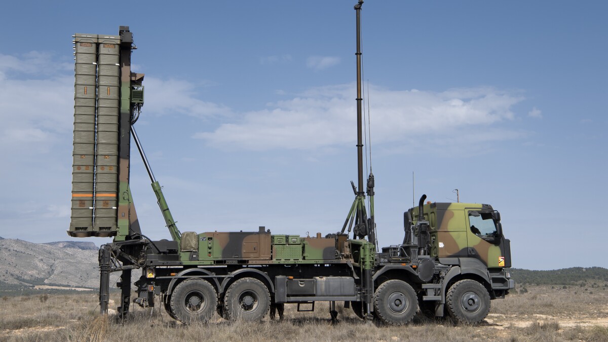 DGA's tweet image. [#Commandes 📑] Systèmes défense sol-air #DSA &amp;amp; lutte anti-drones #LAD

La DGA a commandé 

➡️ 8 lanceurs VL MICA avec munitions
➡️ 2 nouvelles versions du SERVAL #DSA et #LAD
➡️ des systèmes navals SIMBAD RC 
➡️ des munitions anti-aérienne de 40mm

à destination des 3 armées ⤵️