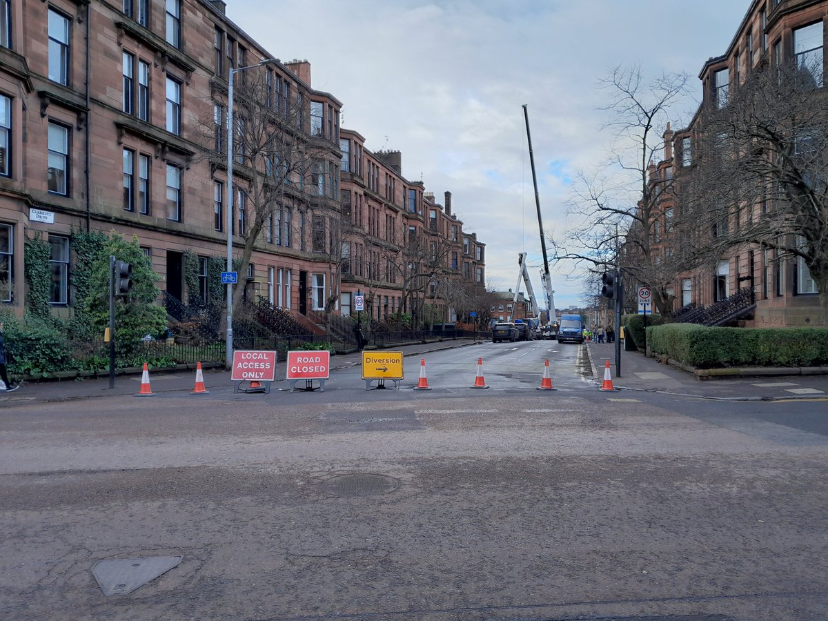 HughendenWatch's tweet image. ⚠️ ⛔️ Clarence Drive is currently closed at Hyndland Road (building repairs)