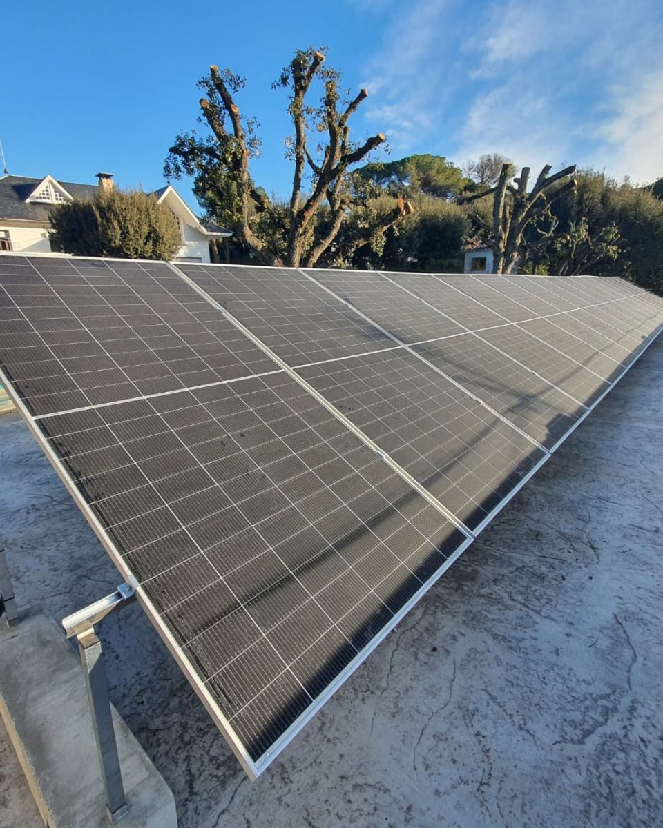 SUDRenovables's tweet photo. [cat] 🌞 Per què a la terrassa i no a la teulada? El client volia evitar tocar la coberta i ens hem adaptat a les seves necessitats.

➡️18 panells bifacials @TrinaSolar 585 Wp
➡️estructura Ennova 
➡️inversor 10 kWn i una bateria de 21 kWh @HuaweiSpain https://t.co/W8rBfDOlRc