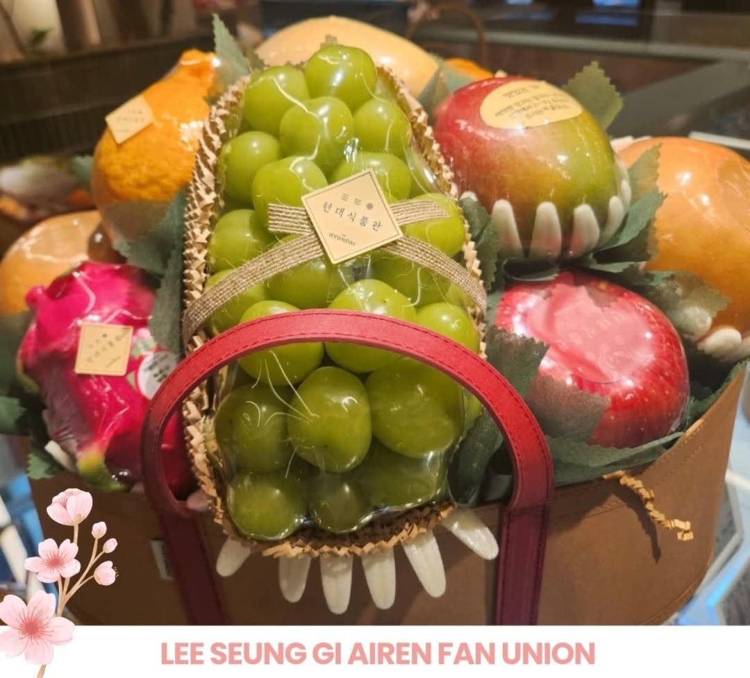 gikgik5555's tweet photo. Cr. lsgkwa 
Our 21st holiday spent together with Seunggi~ 
Enjoy lots of delicious food and have a wonderful holiday with your family!

#이승기 #LeeSeungGi #イスンギ #李昇基 #SeungGi 
#대가족 #AboutFamily #AIREN #WorldAiren #LSGKWA https://t.co/JUVrm1hYKT
