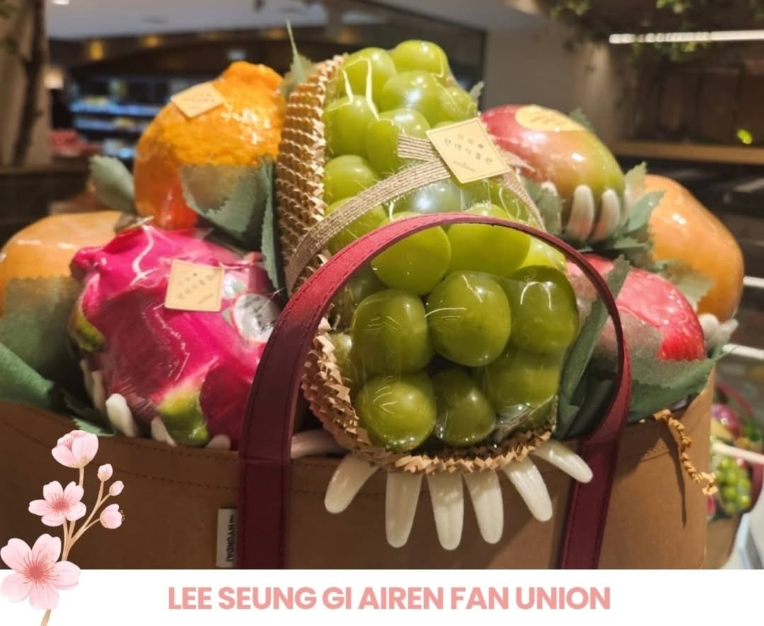 gikgik5555's tweet photo. Cr. lsgkwa 
Our 21st holiday spent together with Seunggi~ 
Enjoy lots of delicious food and have a wonderful holiday with your family!

#이승기 #LeeSeungGi #イスンギ #李昇基 #SeungGi 
#대가족 #AboutFamily #AIREN #WorldAiren #LSGKWA https://t.co/JUVrm1hYKT