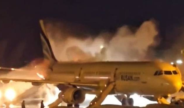 fl360aero's tweet photo. Ongoing ! An Air Busan Airbus A321 aircraft caught fire at Gimhae International Airport (PUS).

At around 10:30pm local time on the 28th, a fire broke out in the tail section of an Air Busan plane bound for Hong Kong at Gimhae Airport.  

It was reported that all 170 passengers and others were evacuated via emergency evacuation slides , and there were no casualties.  

Fire officials are at the location to extinguish the fire.

🎥붉은초콜릿 @wogkr1220

#safety #aviation
