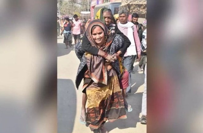 epanchjanya's tweet photo. महाकुंभ मेले में बुजुर्ग सास को अपनी पीठ पर लेकर चलती दिखी महिला!

प्रयागराज में चल रहे महाकुंभ मेले की एक तस्वीर सोशल मीडिया पर वायरल हो गई है जिसमें एक महिला अपनी पीठ पर बुजुर्ग सास को लेकर चलती दिखाई दे रही है।

इस तस्वीर के वायरल होने के बाद महिला की सोशल मीडिया पर जमकर तारीफ हो रही है।
