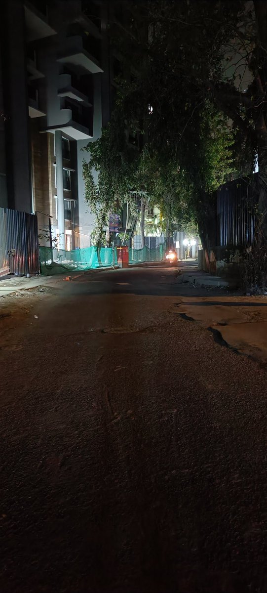 RoadCrusade's tweet image. REMINDER #3
@Adani_Elec_Mum 
WHEN ARE YOU RESTORING STREET LIGHTS ON MANDLECHA STREET CHEMBUR? Only light there is from  construction site.