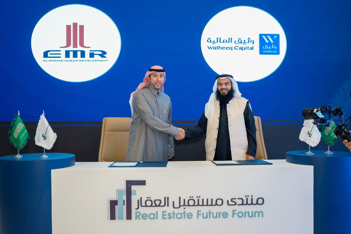 WatheeqCapital's tweet photo. ضمن فعاليات #منتدى_مستقبل_العقار تم توقيع اتفاقية تطوير برج سكني بالمنطقة الشرقية مع شركة محيط الإعمار العقارية بقيمة تتجاوز ٣٠٠ مليون ريال https://t.co/3KeXsn4LWZ