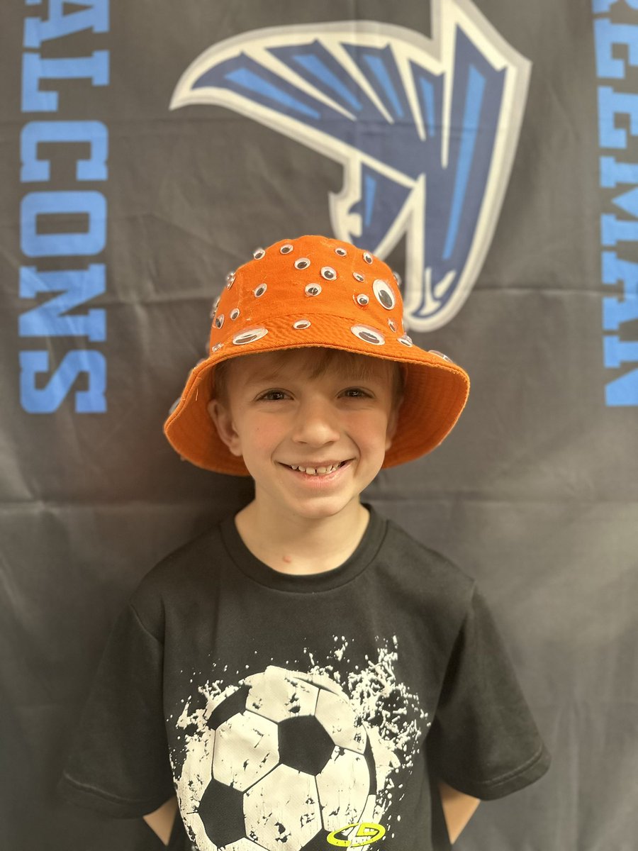 CodyWallinger's tweet photo. Roc is pretty😁excited for the 1️⃣0️⃣0️⃣th day of🏫school‼️ 🙏🏻Thankful for my🙌🏻awesome👩🏻‍🦰wife who helps him come up with👀fun and👁️creative ways to🥳celebrate‼️ https://t.co/OMGNhpYEuc