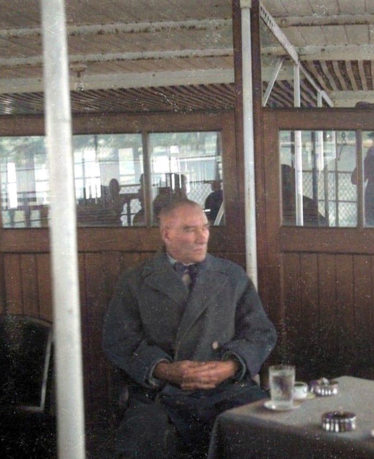 ATATÜRK korumayla gezmezdi çünkü onu halk korurdu.