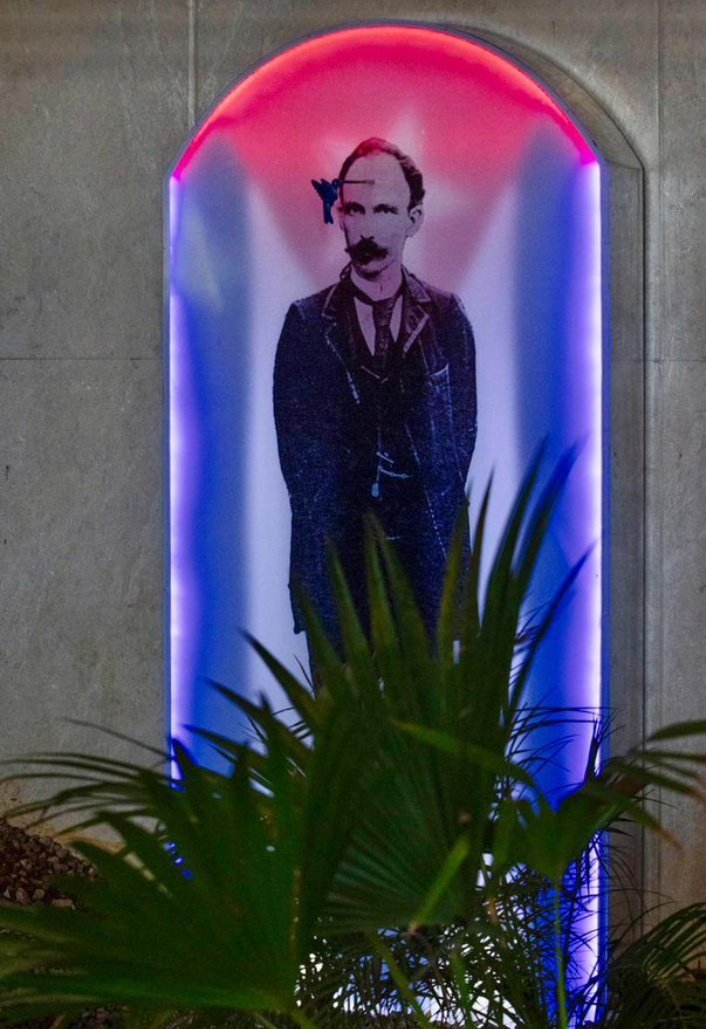 Aniversario 172 del natalicio del Maestro, nuestro Héroe Nacional José Martí, sus ideas deben guiar e iluminar el futuro de #Cuba. 
"Ser culto es el único modo de ser libre."
#SiempreAntimperialista