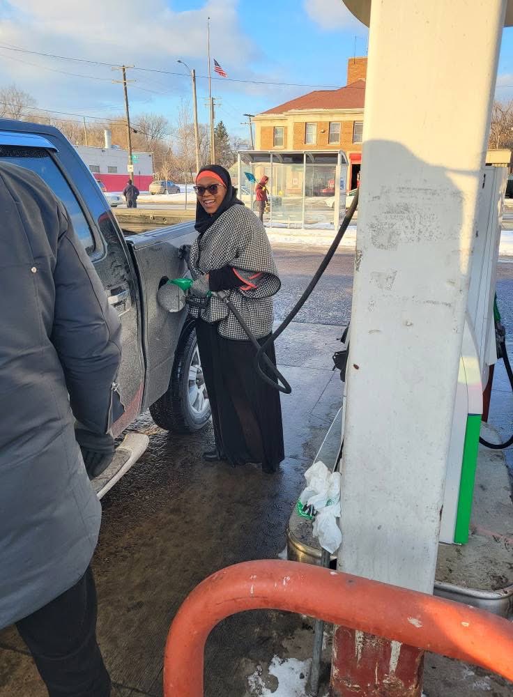 Our Neighborhood Police Officers assisted Force Detroit with their gas giveaway today! Force Detroit filled the tanks of over 100 cars at the BP gas station located on Joy Rd and Southfield Fwy! ⛽️ 🚘 

We’re happy to serve the community in any way! Awesome work everyone!